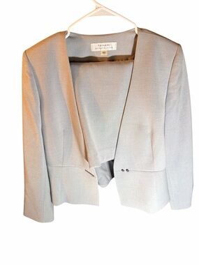 Tahari Arthur S. Levine Grey Skirt Suit Set - Size 8 - Like New